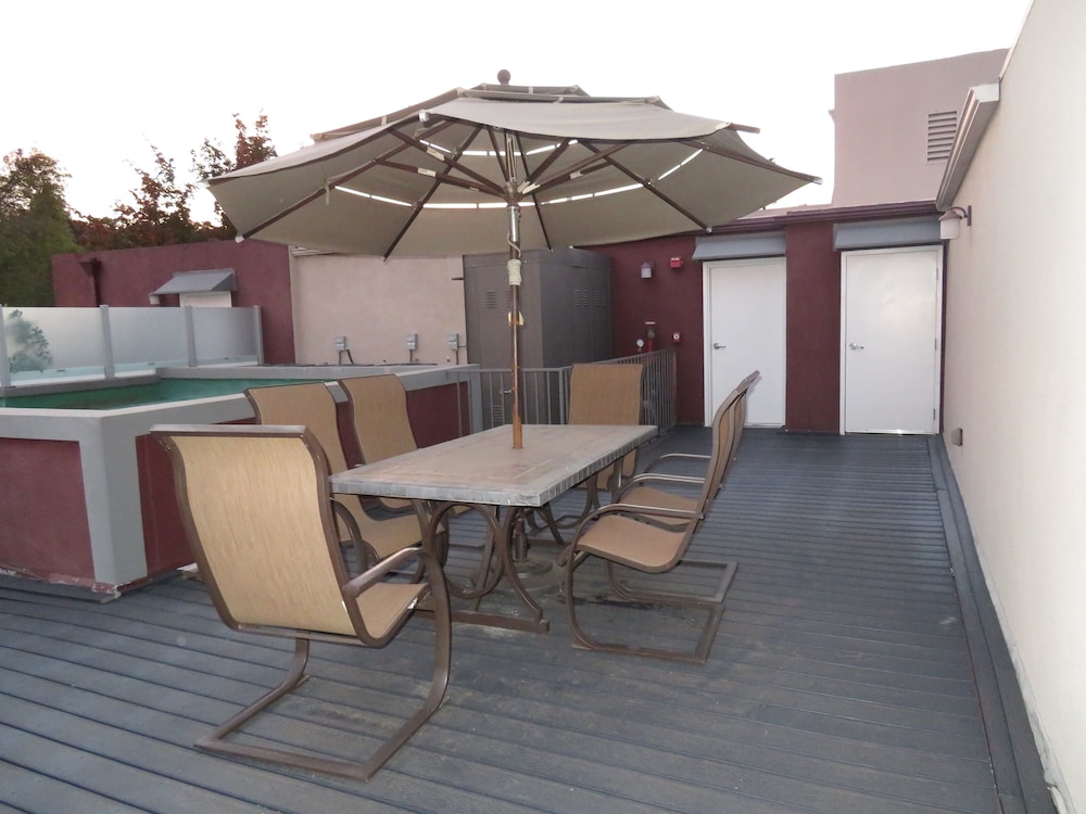 2 Bed 2 Bath in Studio City