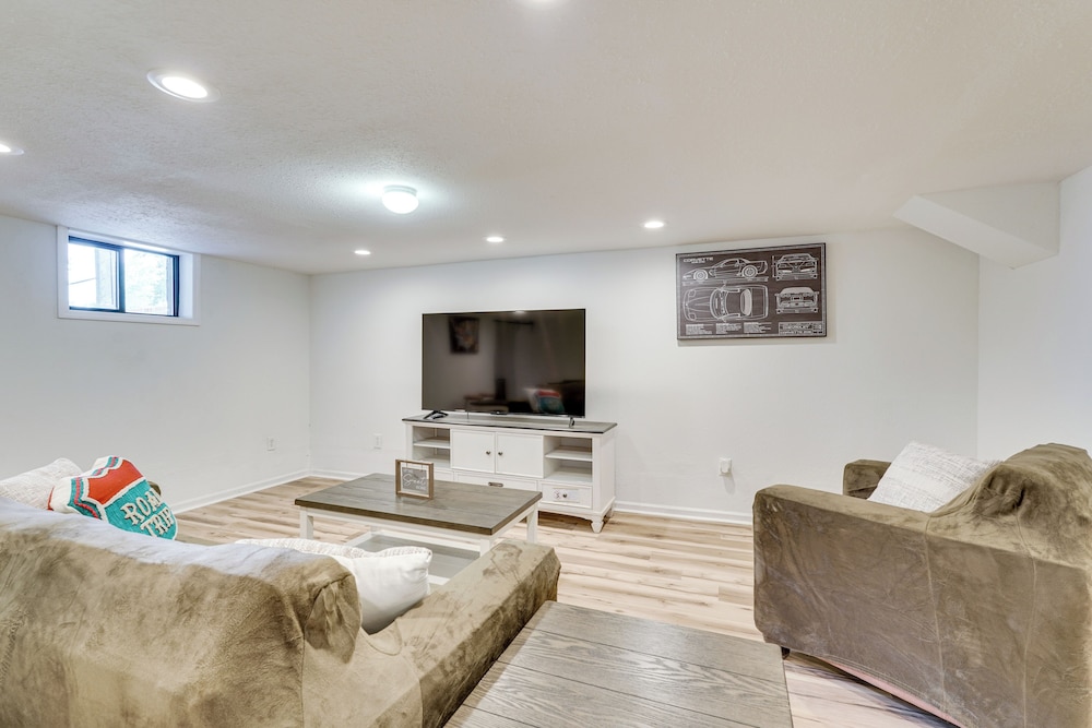 Group Getaway w/ Fenced Yard & Pool Table in Wrens