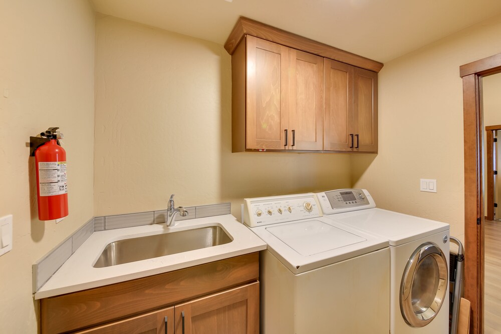 Pet-friendly Oldtown Retreat: Hot Tub  Kayaks! - Property Image 8