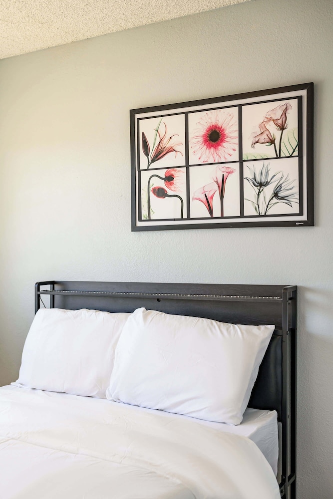 Perfect Family Getaway w Garden Near ONT Airport