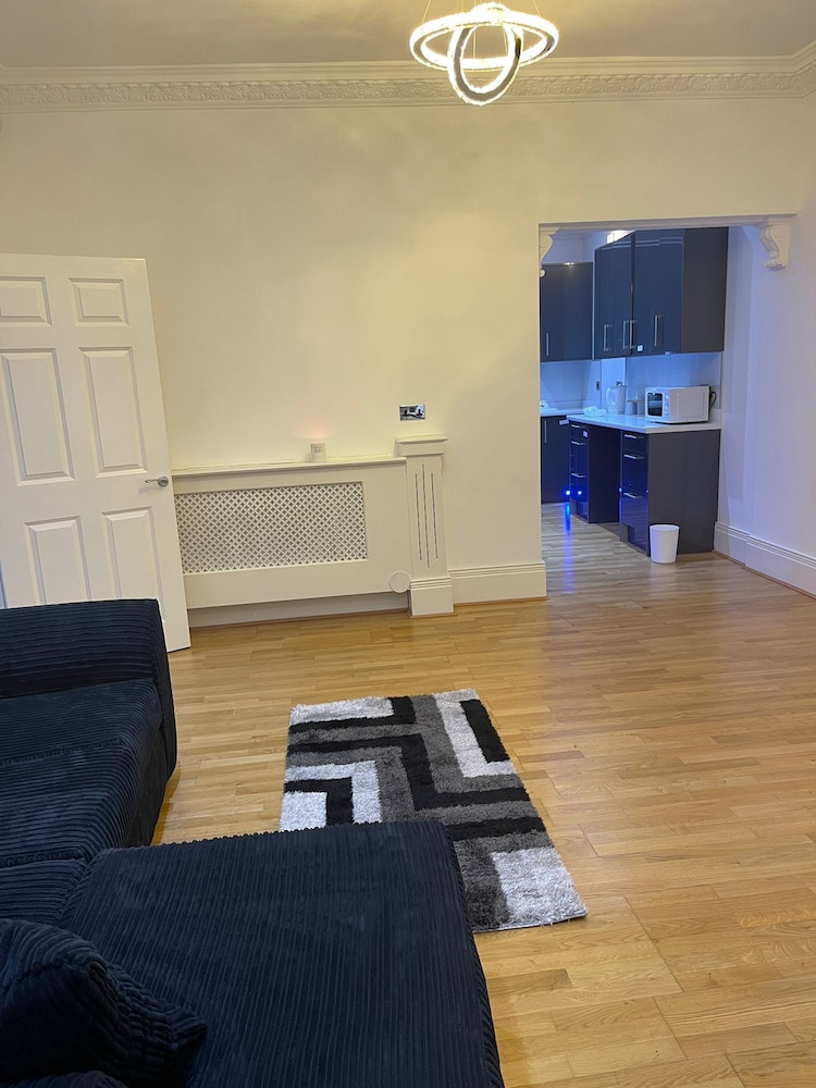 Immaculate 1-bed Lux Apartment in Wolverhampton view 5