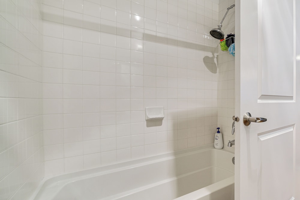 Condo 6 Mi to Lumen Field & Dtwn Seattle!