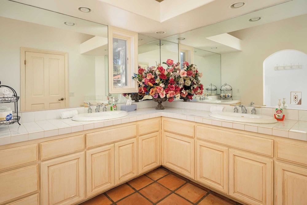 Two Estates w/ Pools, Hot Tubs, Game Rooms, Valley Views & Tennis Court Near Beaches & Wineries