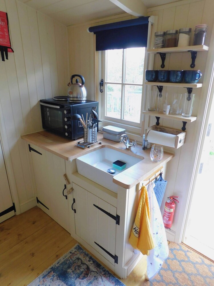 Haslemere - Cabin - Sleeps 2 - Parking - Garden