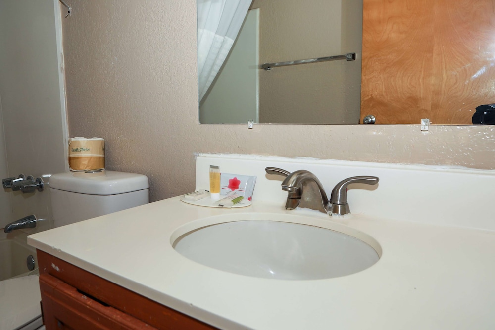 Gallup Vacations - Super 8 by Wyndham Gallup - Property Image 12