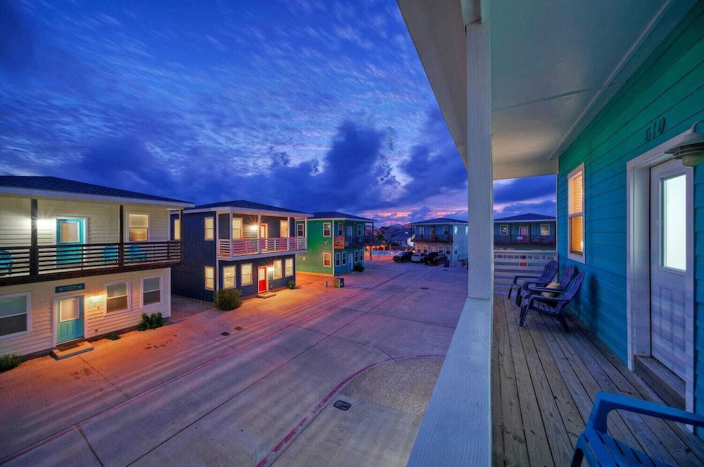 Sleeps 24, 2 Homes 2blocks to the Beach, Pool, Game Room, Patio w/ Outdoor Bar