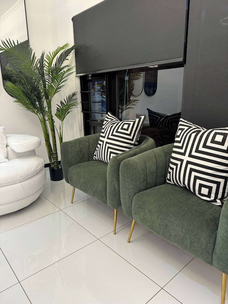 2 Bedroom Apartment Near Monte Casino