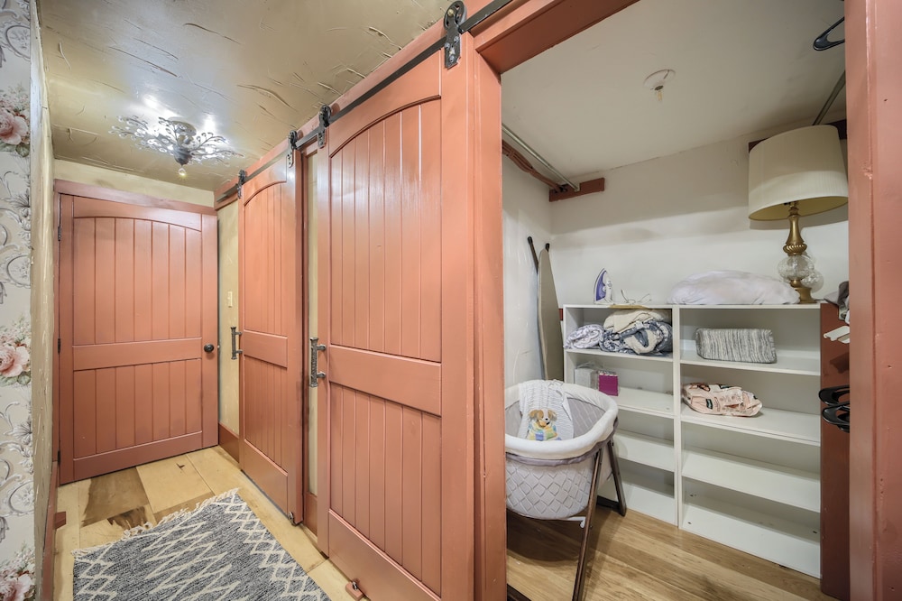 Willow Brook Getaway: Hot Tub, Deck in Mifflinburg