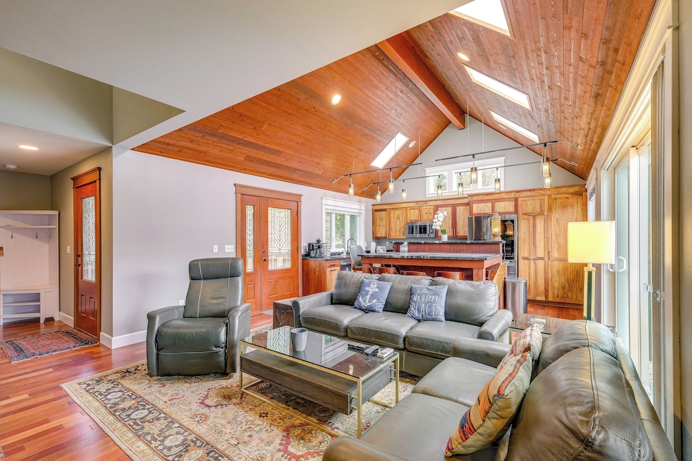 Lakefront Washington Home w/ Grill, Dock & Kayaks! view 3