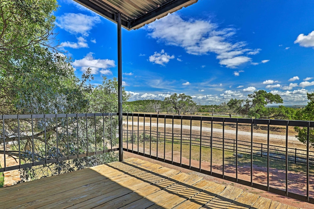 Chic Fredericksburg Retreat - Near Wineries!