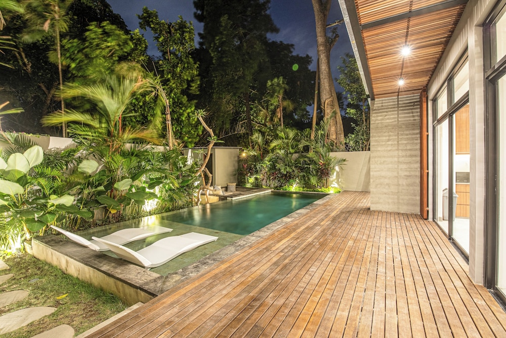 Elegant 5BR Canggu Villa 400m to Pristine Beach
