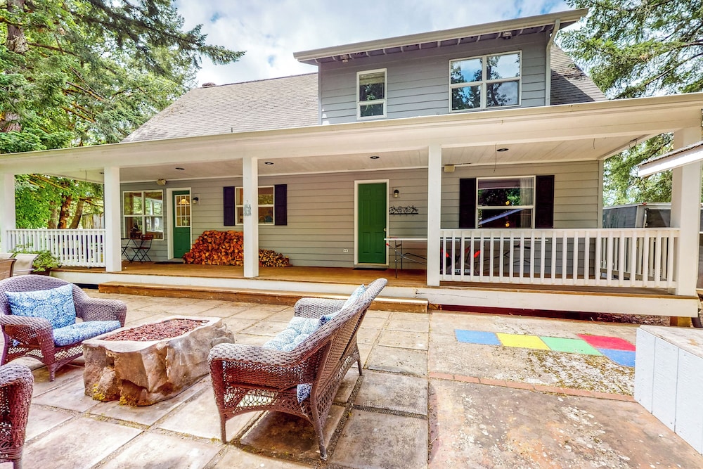 The Homested w/ Covered Deck & Views