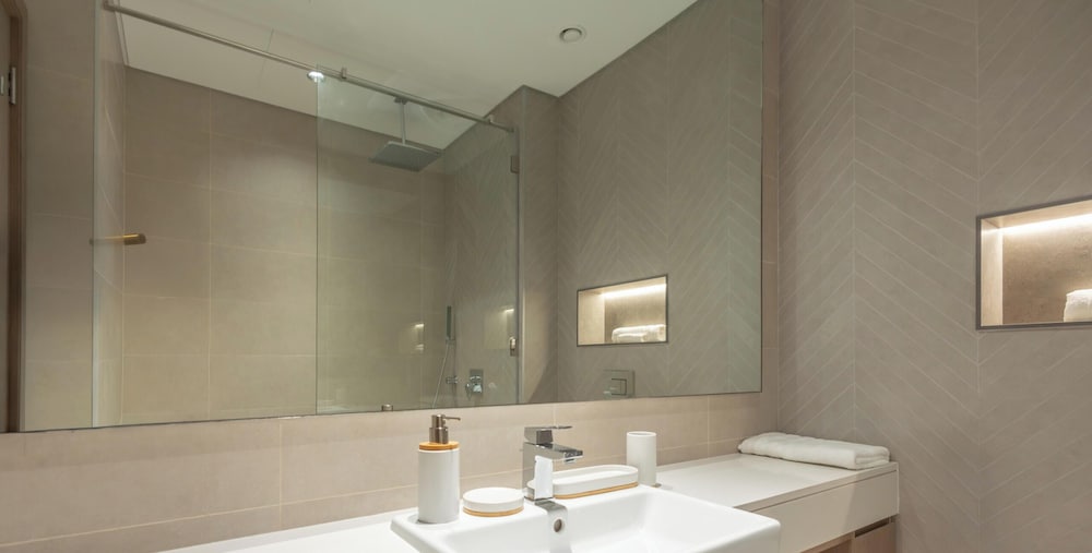LUX The Burj Khalifa Lagoon View Suite 5