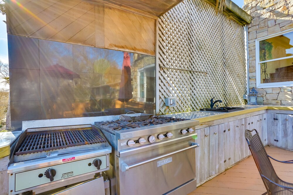 Greenwood Lake Cottage w/ Shared Dock & Hot Tub!