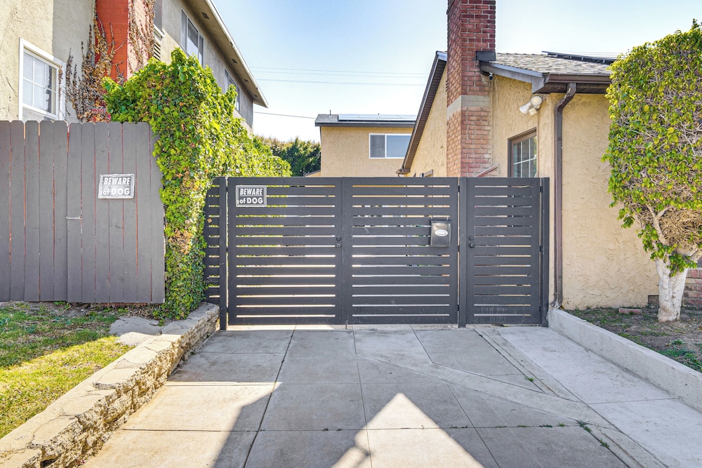 4 Mi to Sofi Stadium: Pet-friendly LA Area Home