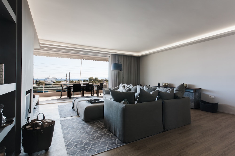 2 Level Beachfront Luxury Apt. by the Olon