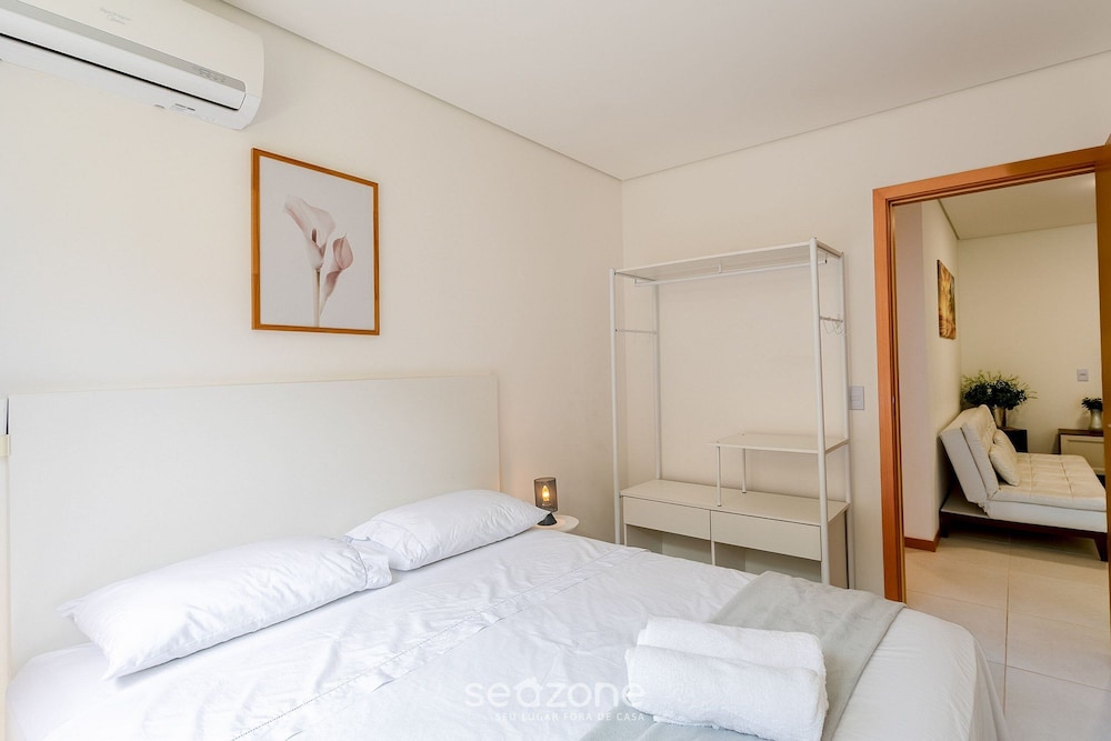 Modern apt With Pool Near the Beach Avr0203