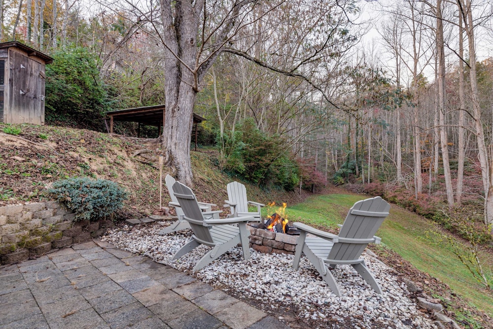 Artful Craftsman Hot Tub, Firepit, and Pond Gatlinburg + National Parks