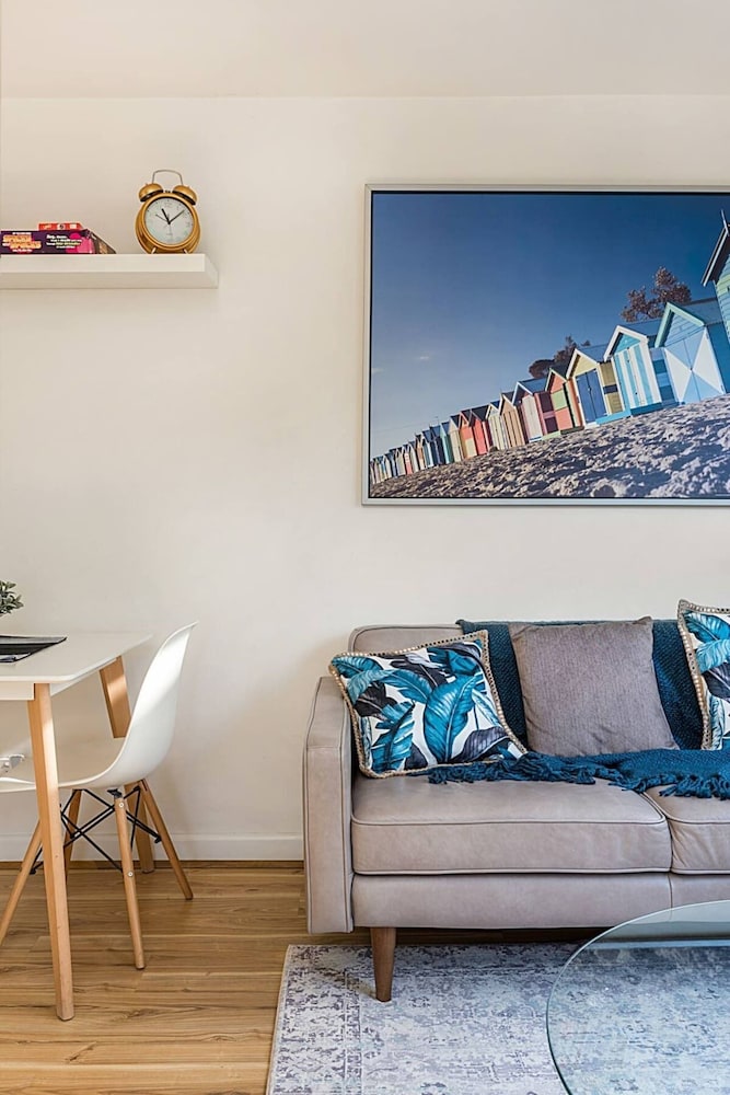 Prime Location 1 Bedroom Apartment Near MCG With Parking