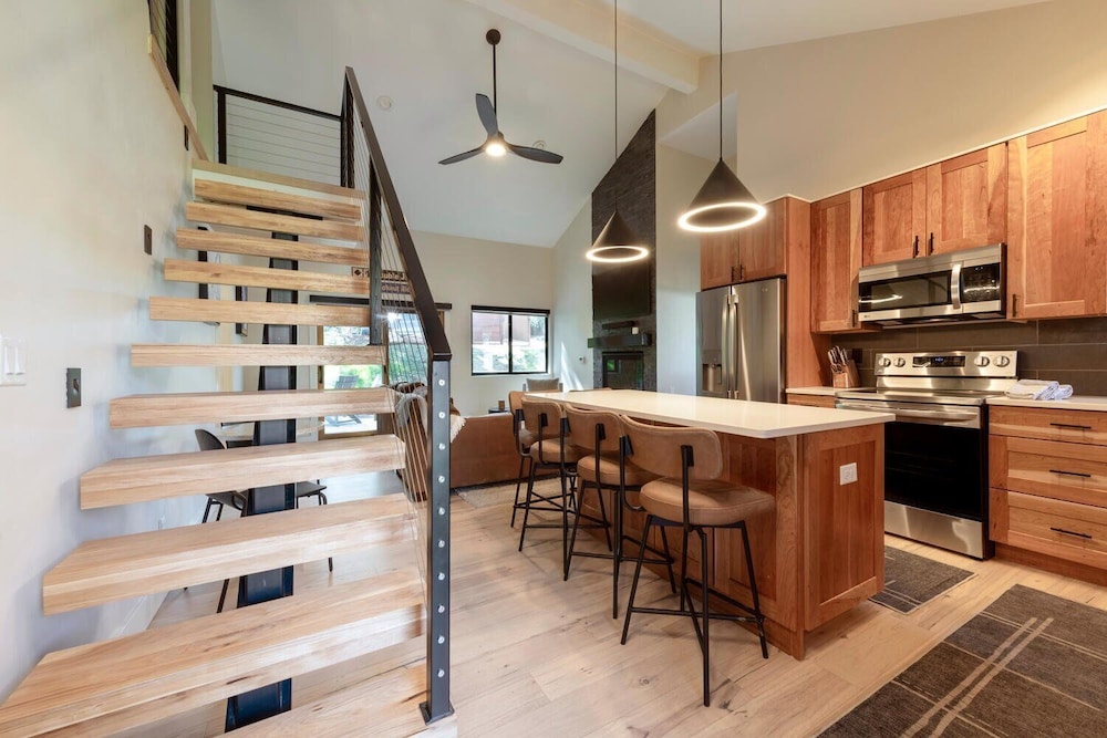 Stylish 4BR Canyons Village-Walk to Cabriolet-Hidden Creek 37D
