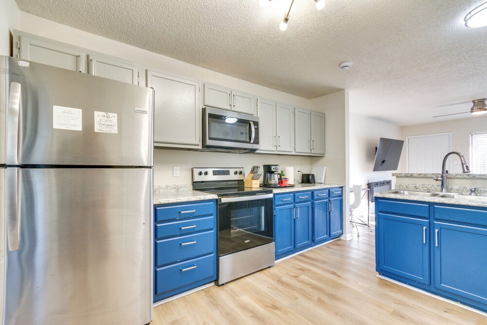 15 Mi to Greensboro: Archdale Condo w/ Fireplace