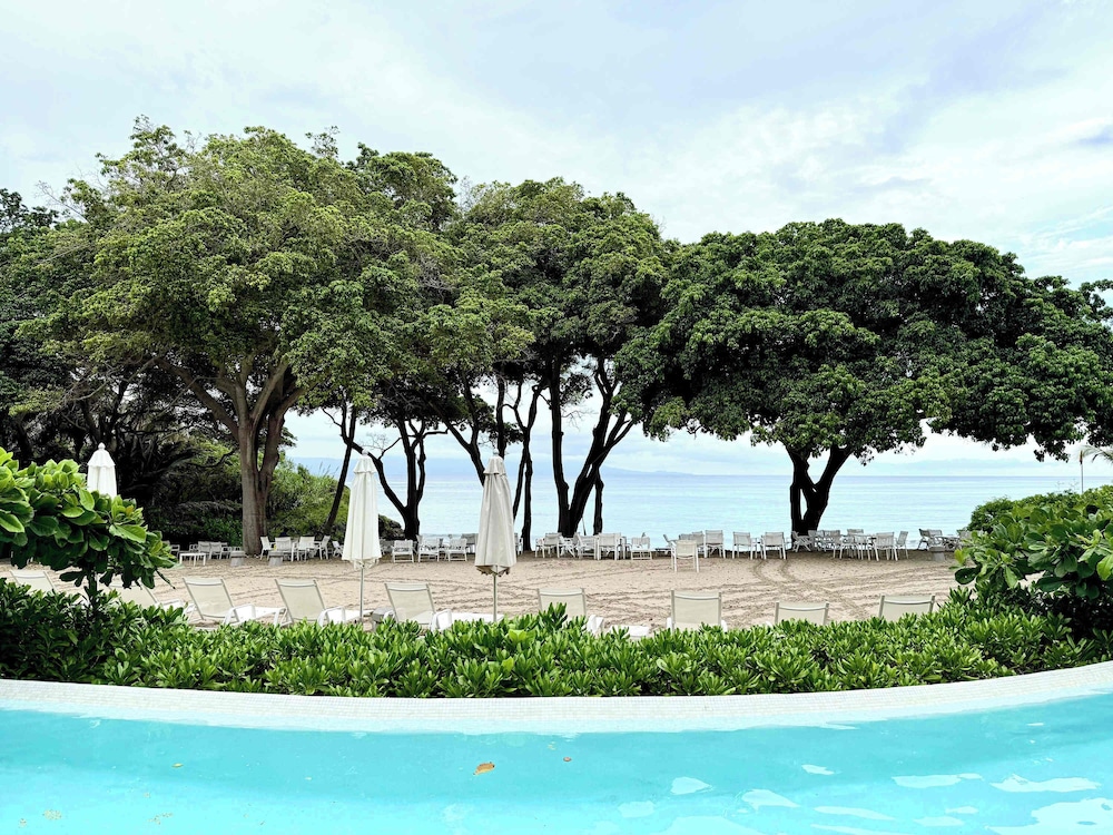Bolongo: Your Exclusive Oceanfront Escape