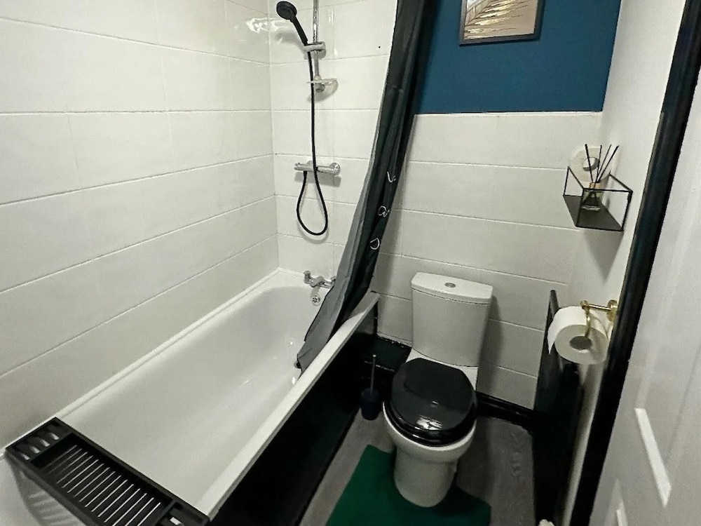 2-bed - Sleeps 4 - Pet Friendly & Free Parking