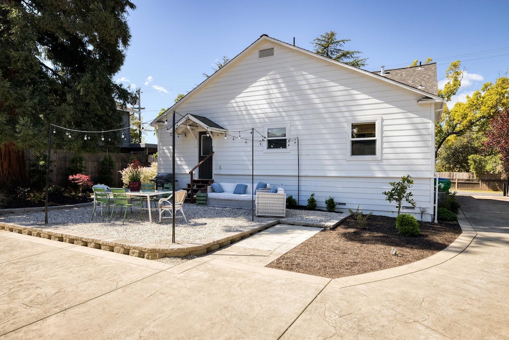 Stylish Central Napa Home With Serene Private Yard