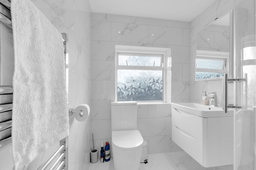 4 Bed - Sleeps 8 - Free Parking - Garden