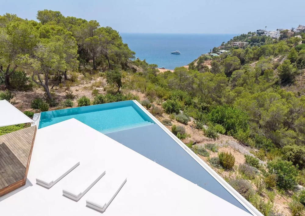Stylish Villa With Infinity Pool