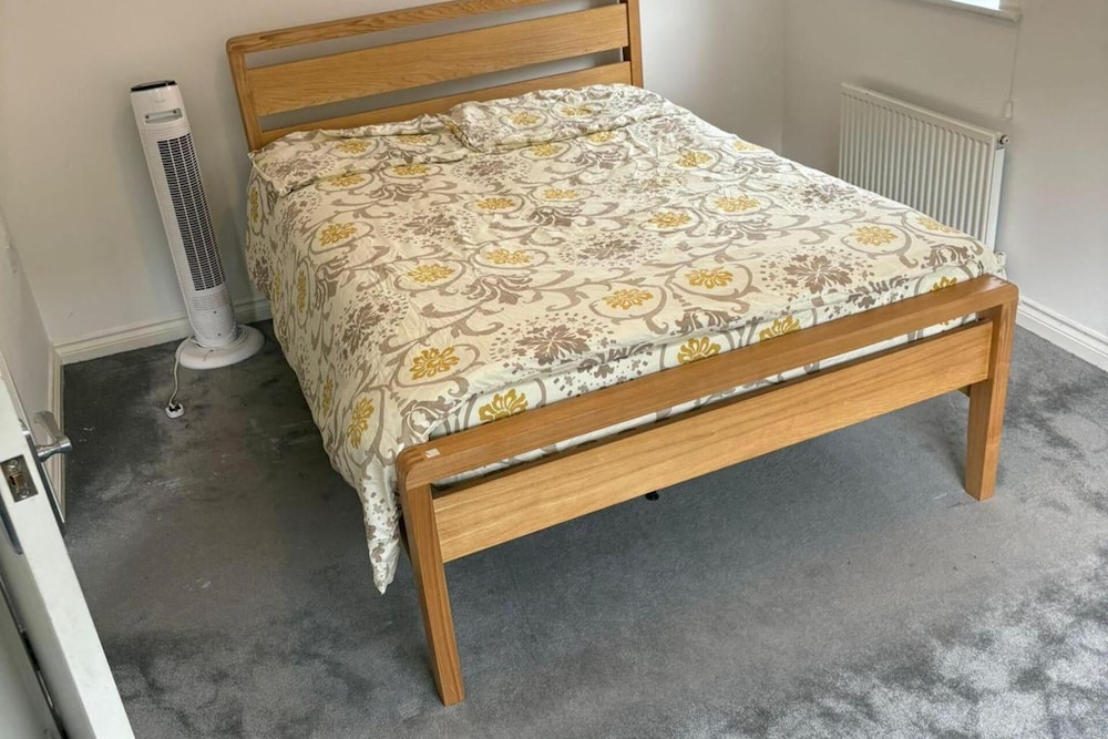 House - Sleeps 5, Private Parking & Pets Allowed