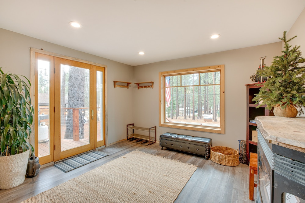 1 Mi to Heavenly Ski Resort: Retreat w/ Hot Tub