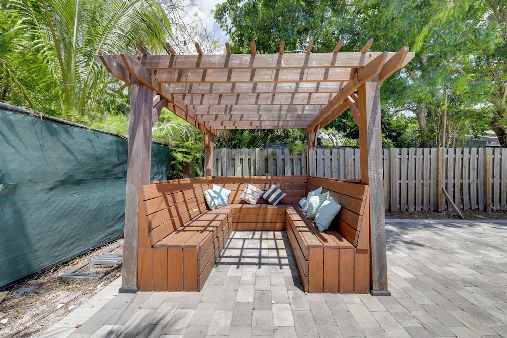 Patio & Heated Swim Spa Access: Home in Hollywood