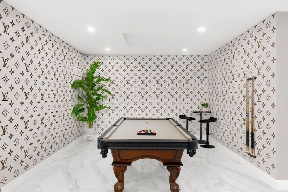 Golden Fox Downtown Pool House 3 Bedroom Home