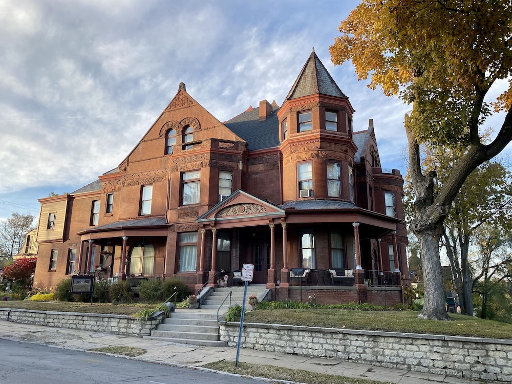 Vineyard Mansion & Carriage House Bed & Breakfast