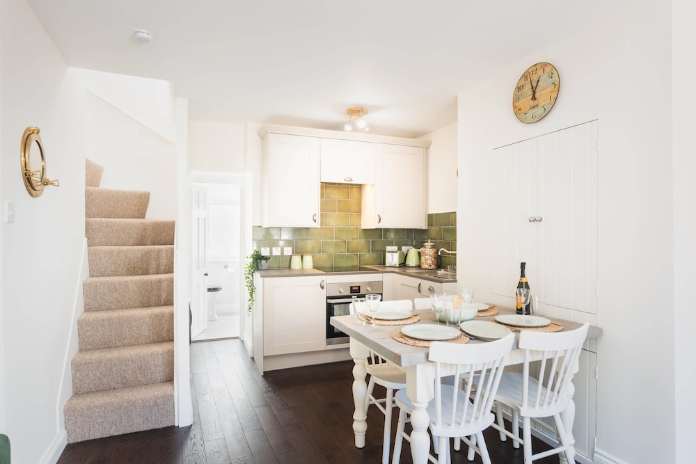 Host Stay Coombe Cottage