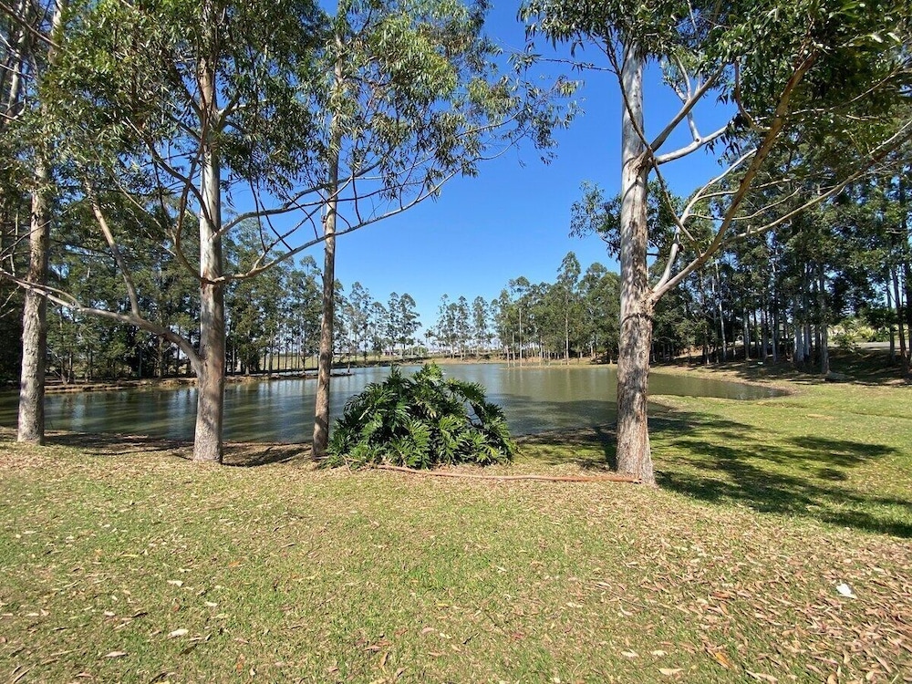 linda casa de campo nova em condominio