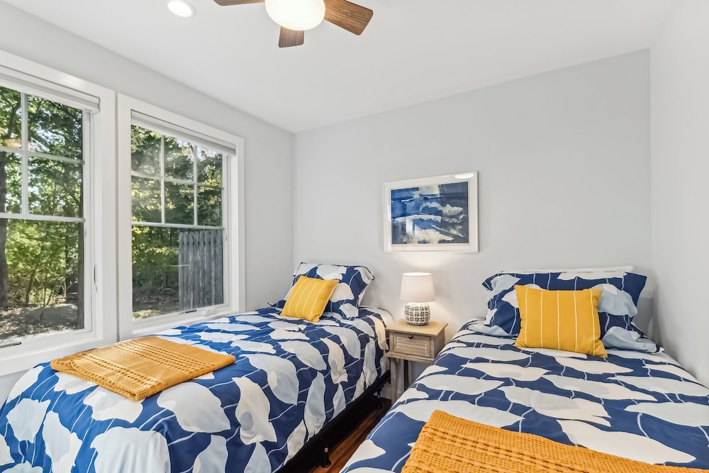 3BR Home Walk to Beach w/ Outdoor Shower & Grill
