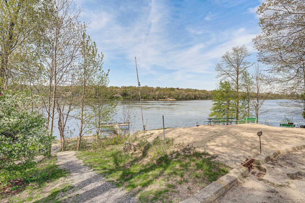 Charming Cottage: Steps to Lake Wandawega!