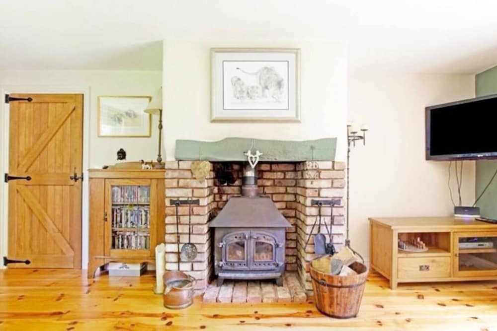 5-bed Home - Sleeps 12, Pool, Garden & Play Area