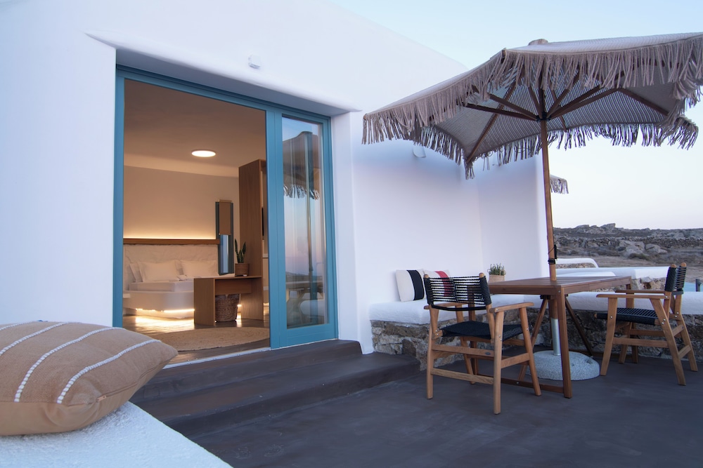 Thronos Suites