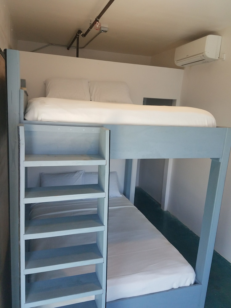 House of Trestles - Hostel