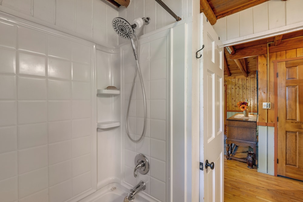 Lakefront Log Cabin Retreat w/ Hot tub + Kayaks!