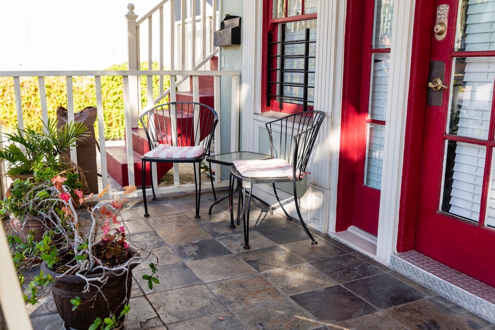 Hollywood Hills Suites