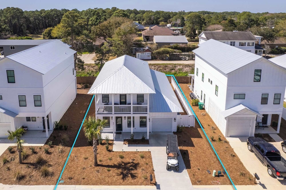 Beach to Bay 3BR Retreat - Cowboy Pool & Golf Cart