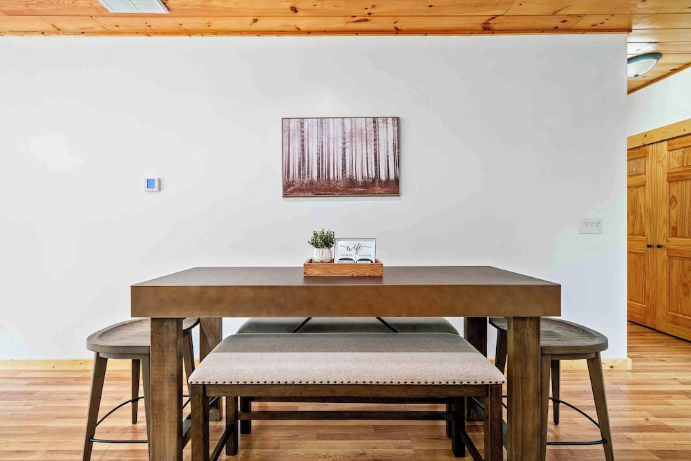 New Listing - Luxurious Mountain Home for 8 With Amenities