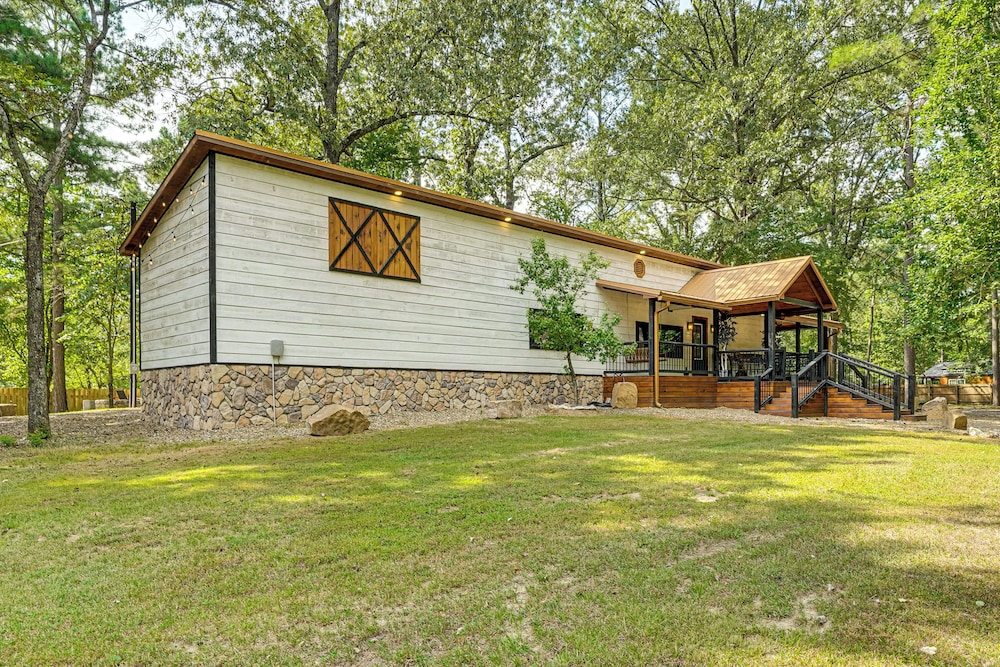 Hike, Fish & Unwind: Cabin w/ Yard in Broken Bow!