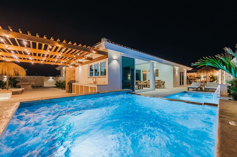 Bohostyle Villa 3min to Beach Hottub 8 Sleeps