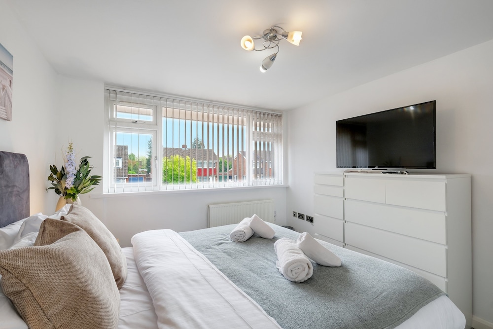 Elegant 5 Bed Home with Garden- Slough