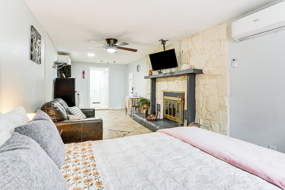 Screened Porch: Tampa Studio 4 Mi to Busch Gardens